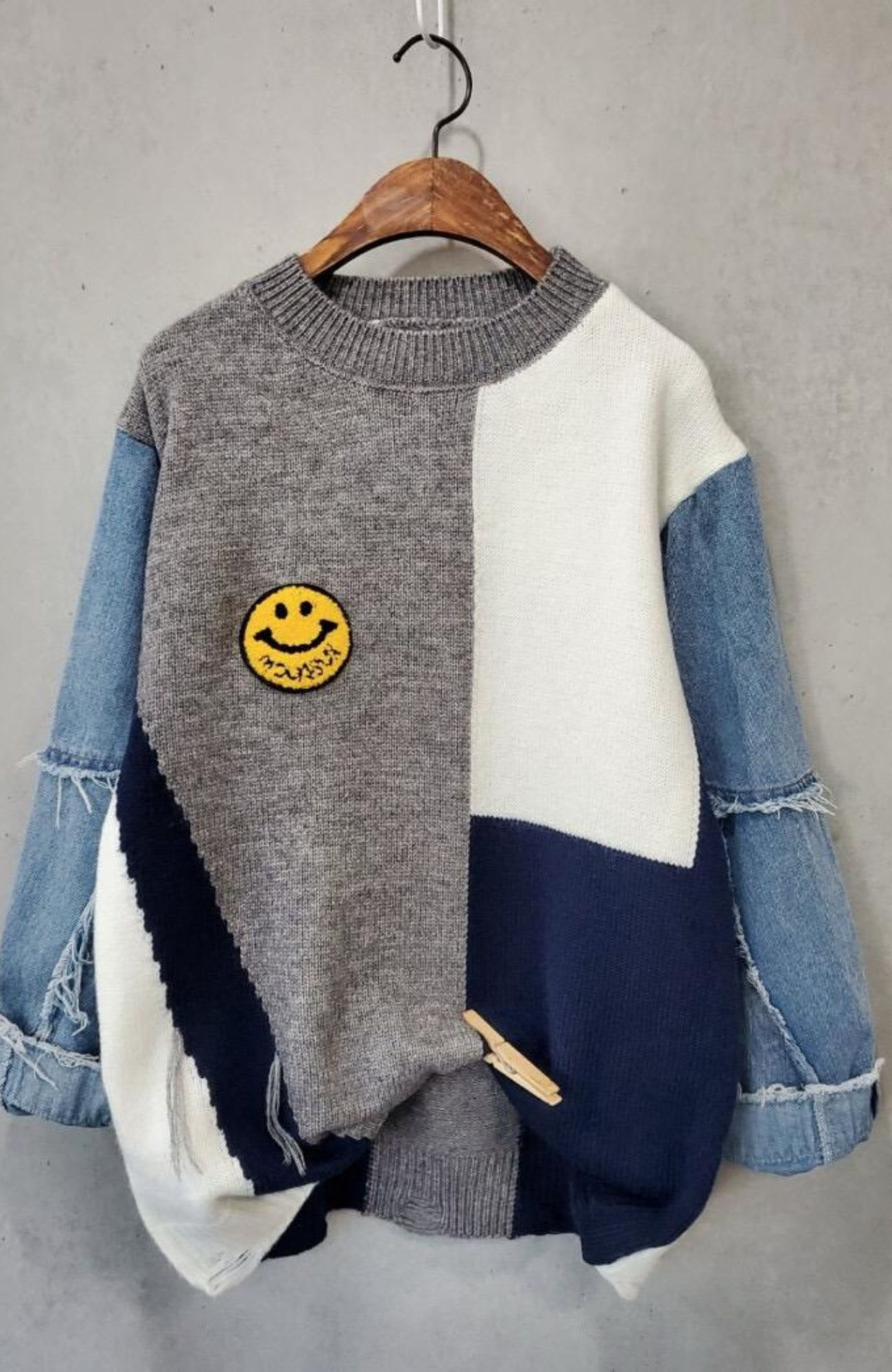 Trendy Patchwork Winter Sweater with Frayed Denim Sleeves