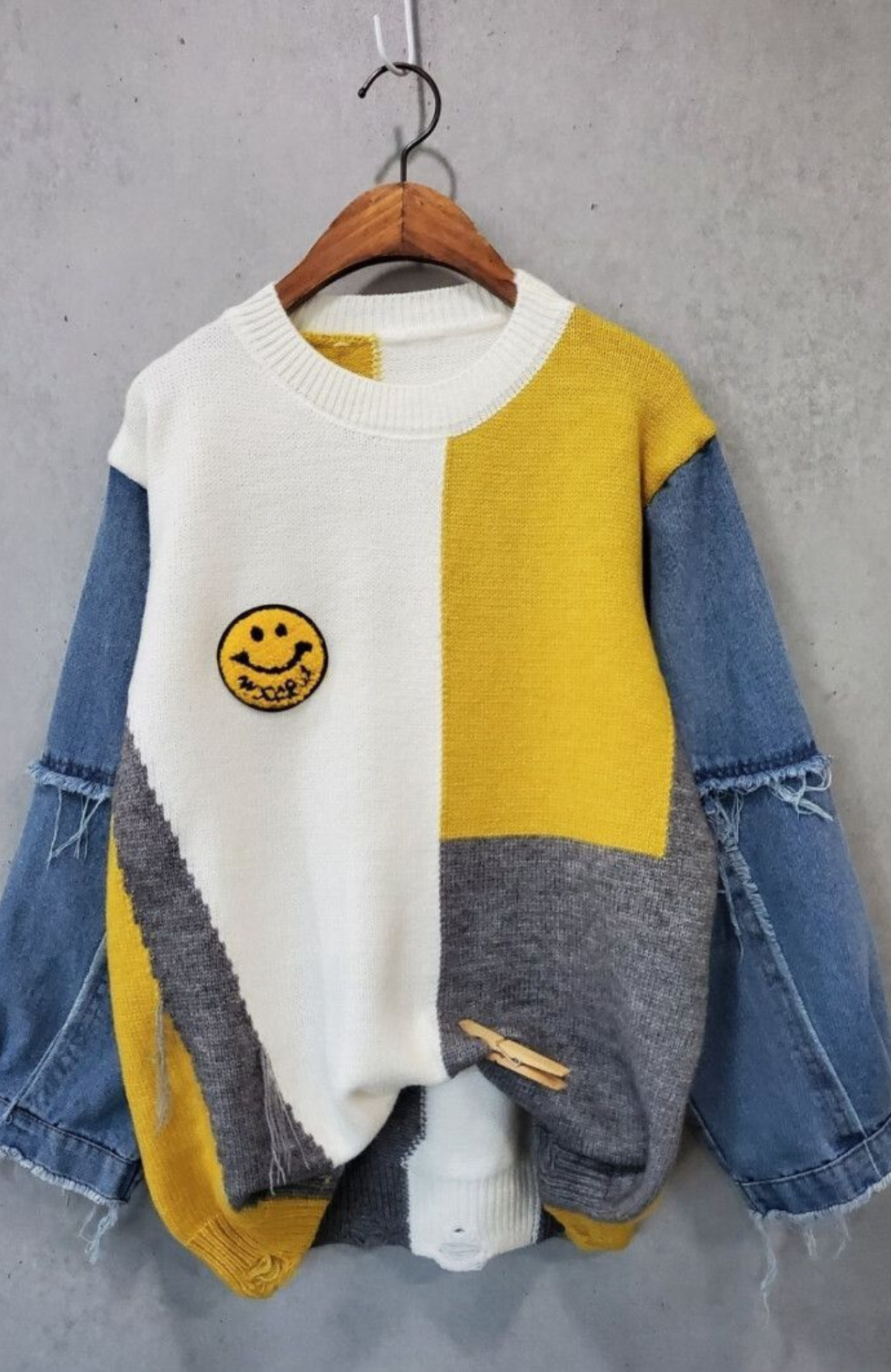 Trendy Patchwork Winter Sweater with Frayed Denim Sleeves